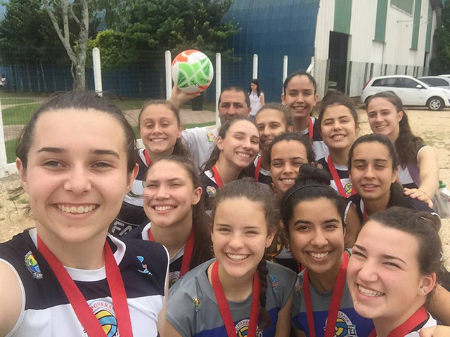Equipe de futebol feminino brusquense nos Joguinhos Abertos conta