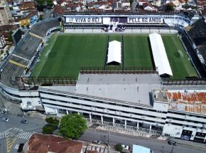 Corpo do Rei Pelé começa a ser velado na Vila Belmiro